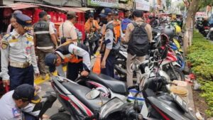 PKL dan Parkir Liar di Trotoar Pancoran Glodok Ditertibkan, 85 Motor Dikempiskan