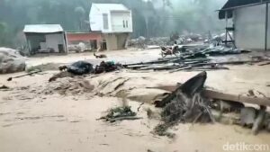 Banjir Bandang Terjang 6 Kecamatan Tapteng, Jembatan Darurat Hanyut Terbawa Arus