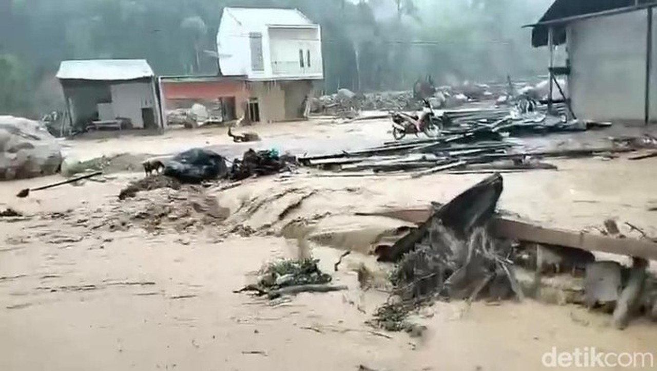 Banjir Bandang Terjang 6 Kecamatan Tapteng, Jembatan Darurat Hanyut Terbawa Arus