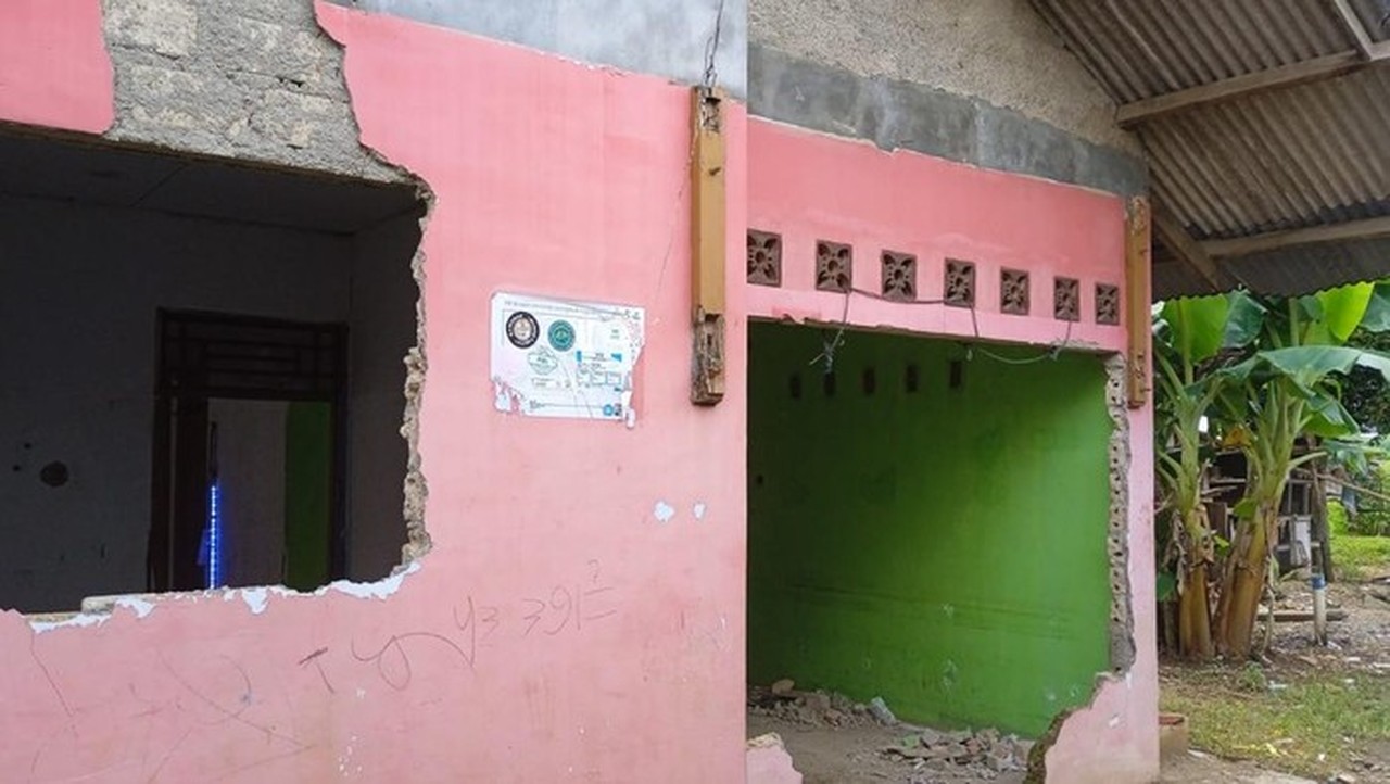 Hujan Deras di Bogor, Dua Rumah Rusak Akibat Atap Jebol dan Dinding Ambruk