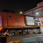 Bus Pariwisata Terguling di GT Waru Surabaya, 16 Penumpang Luka-Luka Akibat Rem Blong