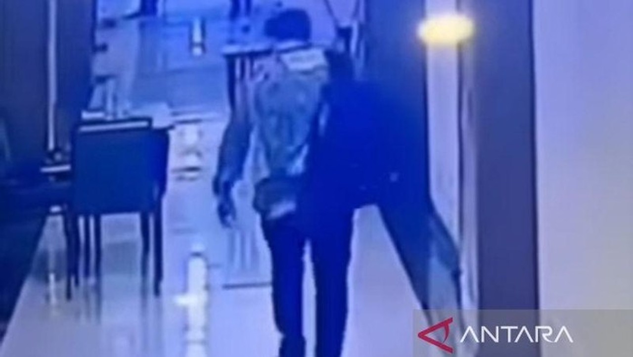 Pria Ber-Lanyard Curi Laptop di Hotel Bintang 5 Jakarta, Diduga Beraksi Komplotan
