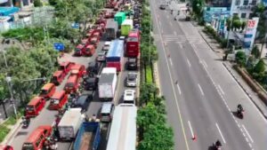 Sopir Angkot Demo di Bekasi, Jalan Ahmad Yani Ditutup Total, Lalin Macet Parah