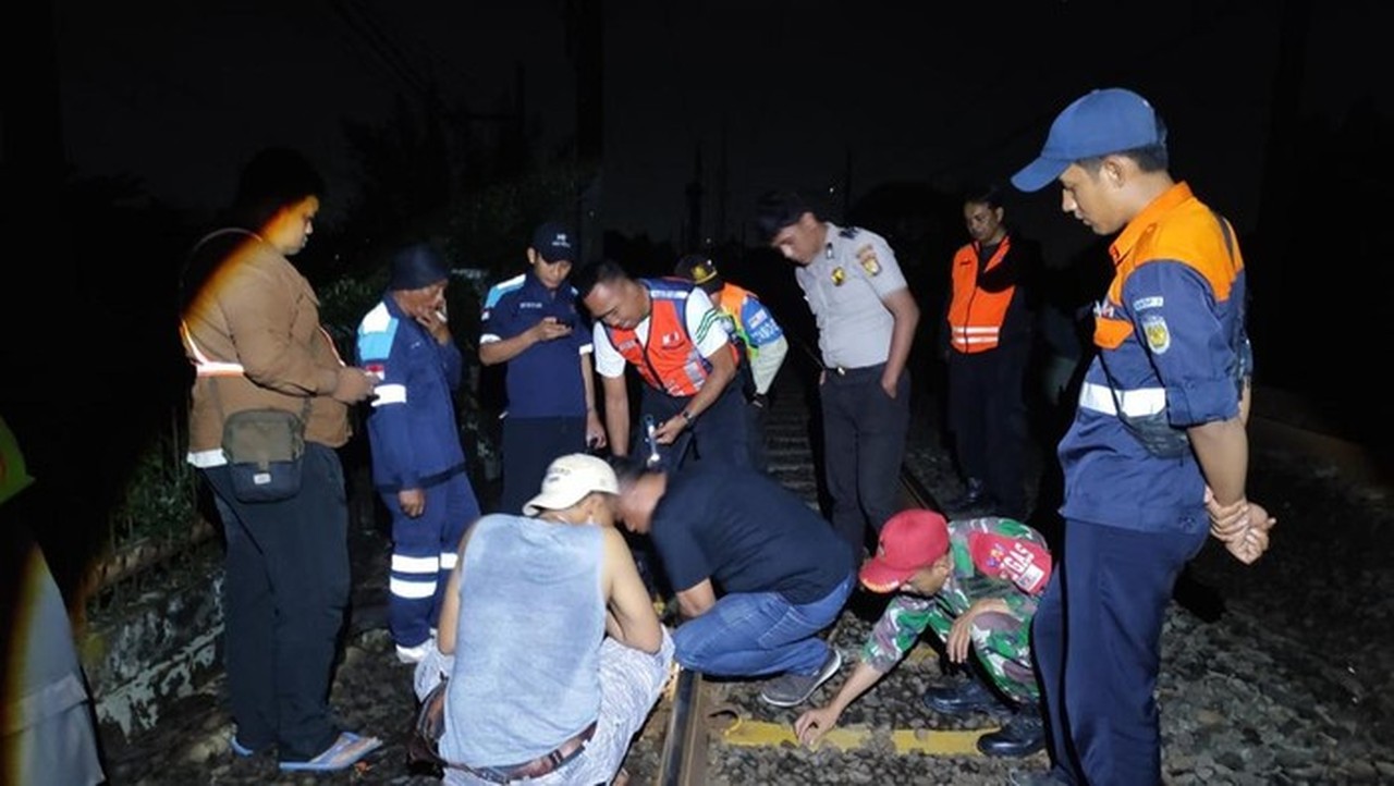 Dua Pria Ditangkap Saat Curi Kabel Listrik KRL Dekat Stasiun Bojonggede