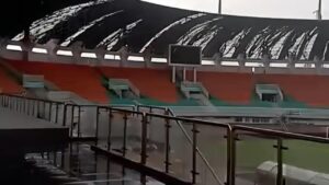 Angin Kencang 15 Menit Rusak Atap Stadion Pakansari Bogor dan Tumbangkan Pohon