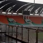 Atap Stadion Pakansari Bogor Roboh Diterjang Angin Kencang, Satu Pedagang Terluka