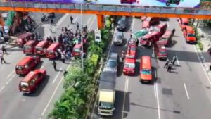 Sopir Angkot Bekasi Protes Trans Beken, Tutup Jalan Jenderal Ahmad Yani