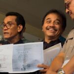 Roy Suryo Cs Tunjukkan Salinan Ijazah Jokowi Terlegalisasi di Polda Metro