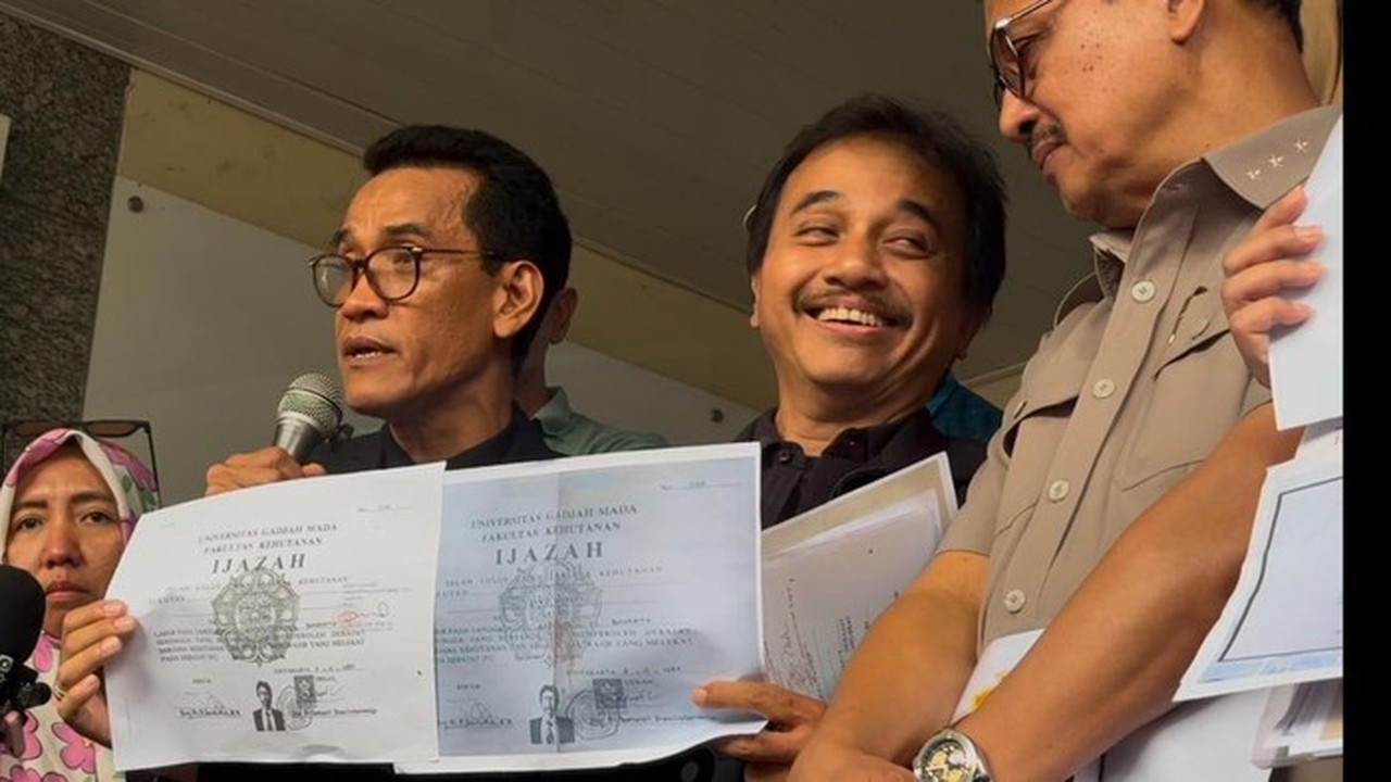 Roy Suryo Cs Tunjukkan Salinan Ijazah Jokowi Terlegalisasi di Polda Metro Roy Suryo Cs Tunjukkan Salinan Ijazah Jokowi Terlegalisasi di Polda Metro
