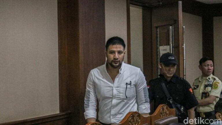 Ammar Zoni Bersikeras Ditendang dan Dimintai Uang, Hakim Ingatkan Fakta Persidangan