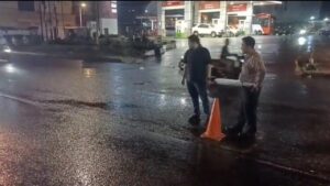 Jalan Berlubang di Ciputat Renggut Korban, Polisi Pasang Traffic Cone Sebagai Peringatan