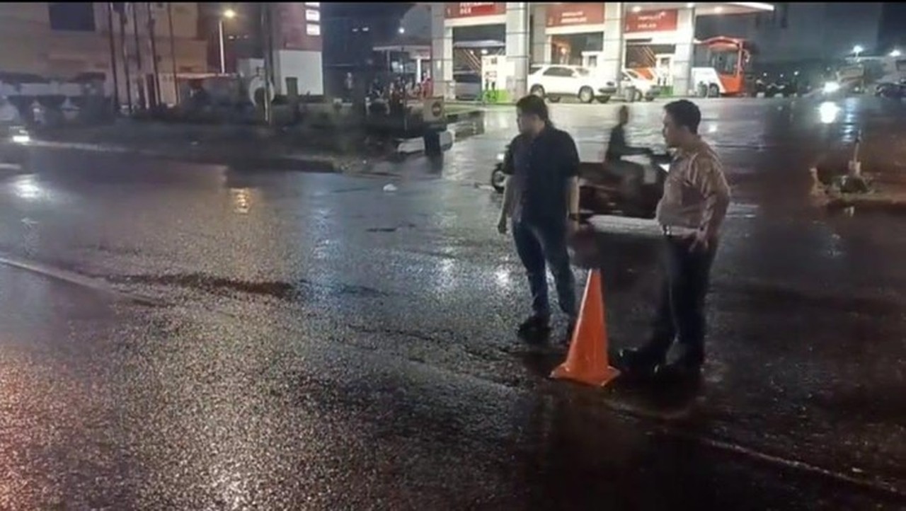Jalan Berlubang di Ciputat Renggut Korban, Polisi Pasang Traffic Cone Sebagai Peringatan