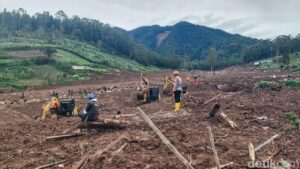 Longsor Cisarua: 78 Jasad Ditemukan, Tim SAR Masih Buru 2 Korban Hilang
