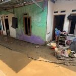 Banjir Babakan Madang Bogor Surut, Warga Bersihkan Lumpur Sisa Bencana