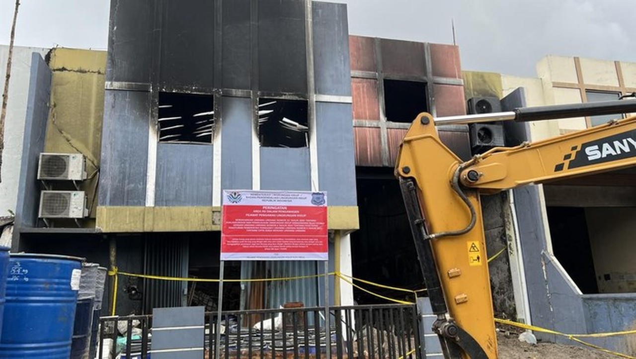 Gudang Pestisida Terbakar di Tangsel, Polisi Pasang Garis Polisi dan KLH Pasang Peringatan