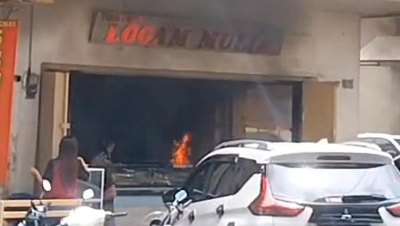 Emak-emak di Makassar Bakar Toko Emas Sebelum Rampok Perhiasan Senilai Rp 2 Miliar Emak-emak di Makassar Bakar Toko Emas Sebelum Rampok Perhiasan Senilai Rp 2 Miliar