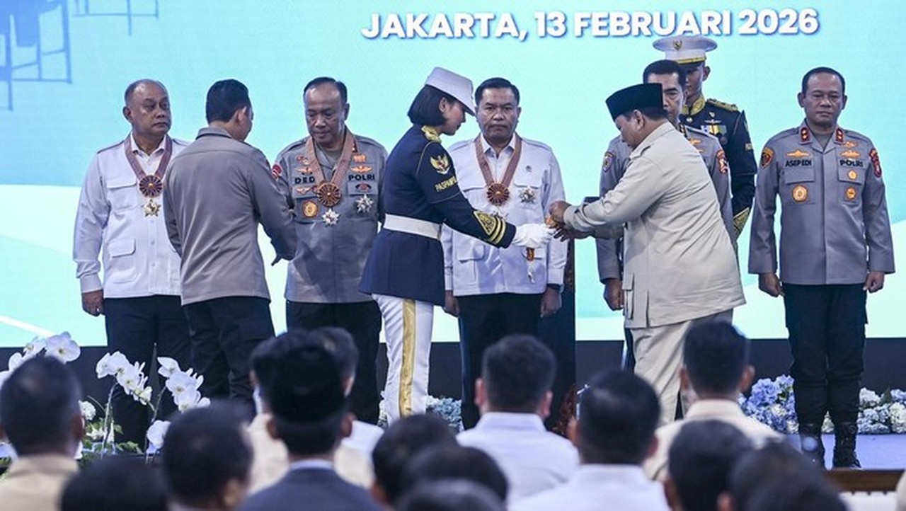 Prabowo Anugerahkan Tanda Kehormatan untuk Pejabat Polri dan Tokoh Penggerak Program Makan Bergizi Gratis