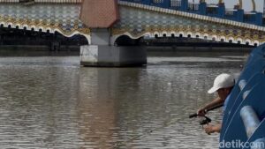 Warga Nekat Kembali Mancing di Sungai Cisadane yang Tercemar Pestisida Pabrik