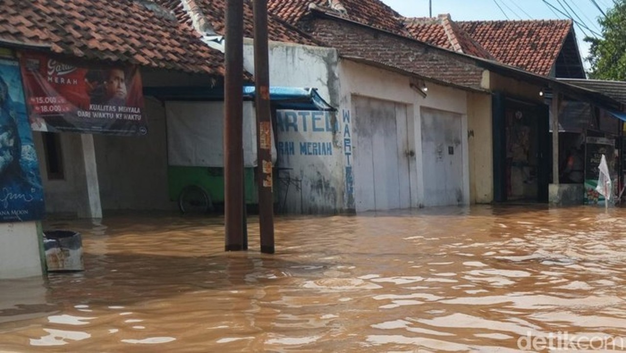 Banjir Cirebon Rendam 3 Kecamatan, 1.505 Warga Terdampak dan 388 Rumah Terendam Banjir Cirebon Rendam 3 Kecamatan, 1.505 Warga Terdampak dan 388 Rumah Terendam