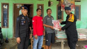 Brimob Polda Metro Gelar ‘Jumat Peduli’, Bagikan Sembako untuk Warga Sukamakmur Bekasi