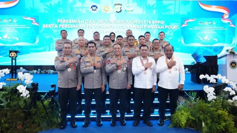 Prabowo Anugerahkan Bintang Jasa ke Sejumlah Personel Polri untuk Program Makan Bergizi Gratis Prabowo Anugerahkan Bintang Jasa ke Sejumlah Personel Polri untuk Program Makan Bergizi Gratis
