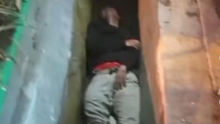 Terekam CCTV: Pengendara Motor Terkapar di Selokan Usai Tabrak Trotoar di Bogor