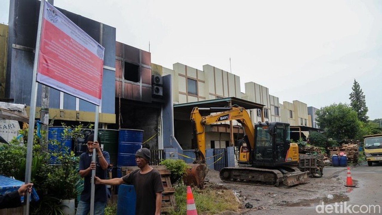 KLH Pastikan Bara Asap Gudang Pestisida Padam, Bau Menyengat Berkurang Signifikan