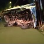 Mobil Boks Terguling di Bogor, Tabrak Tiang Listrik, 2 Orang Luka-luka