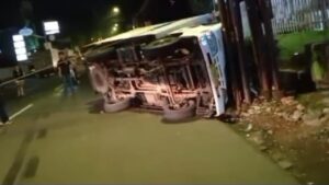 Mobil Boks Terguling di Bogor, Tabrak Tiang Listrik, 2 Orang Luka-luka