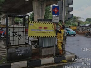 Waspada Jalan Berlubang, Pemprov DKI Pasang Spanduk Peringatan di Lima Wilayah