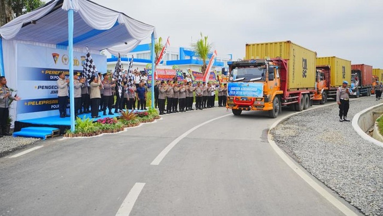 Kapolri Lepas 22 Kontainer Bantuan Kemanusiaan Polri untuk Korban Bencana Aceh, Sumut, dan Sumbar