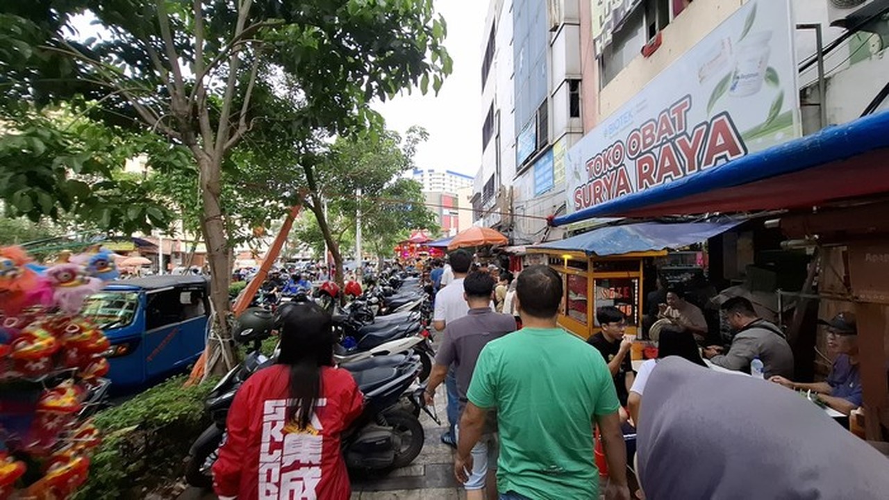 Trotoar Glodok Tergerus Lapak PKL dan Parkir Liar, Pejalan Kaki Terpaksa ke Jalan Raya