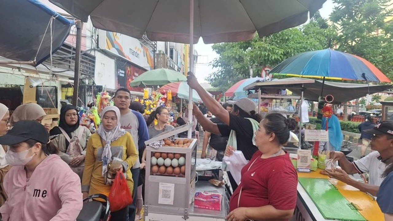 Trotoar Glodok Kembali Semrawut oleh PKL dan Parkir Liar Pasca Penertiban