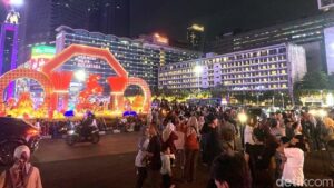 Festival Imlek Bundaran HI Banjir Pengunjung, Warga Antusias Berburu Spot Foto Menarik