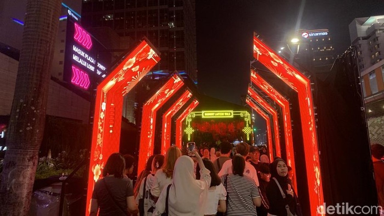 Lampion Merah Hiasi Bundaran HI, Ribuan Warga Serbu Festival Imlek 2026