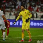 Simon Tahamata Sambut Kepindahan Maarten Paes ke Ajax Meski Belum Membaca Berita