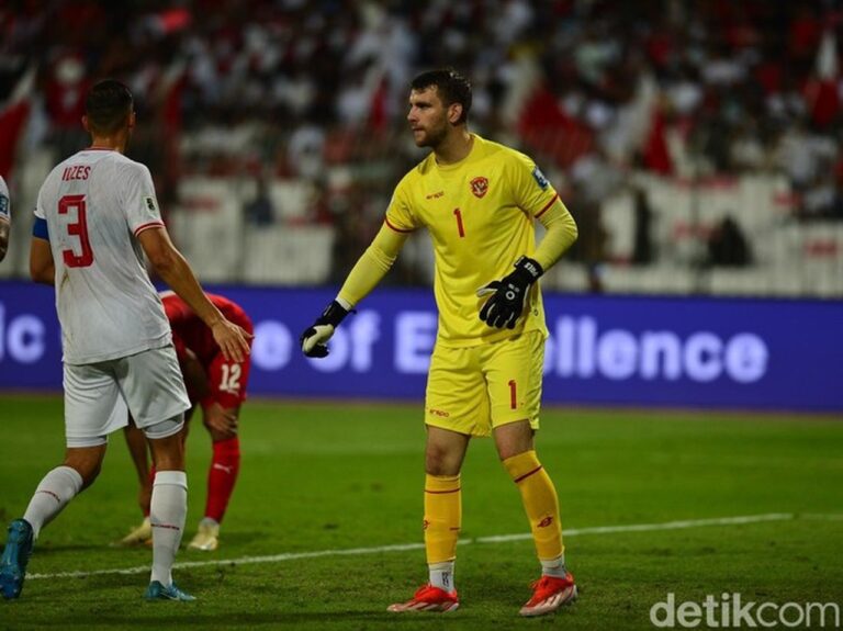 Simon Tahamata Sambut Kepindahan Maarten Paes ke Ajax Meski Belum Membaca Berita
