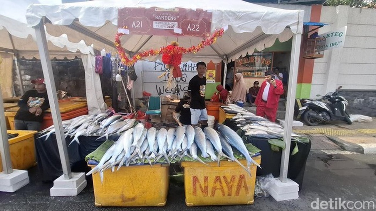 Jelang Imlek, Pedagang Bandeng Rawa Belong Raup Omzet Jutaan Rupiah