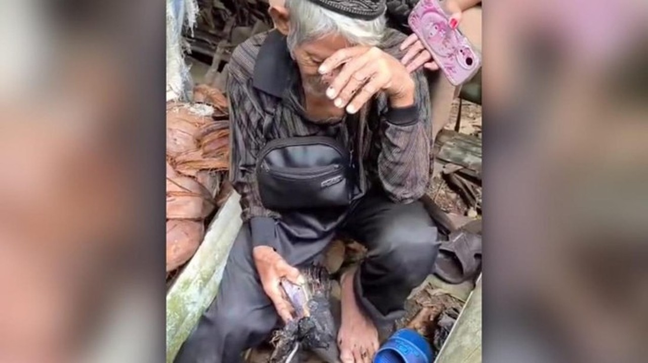 Kakek di Polewali Mandar Menangis Histeris, Dapur Terbakar Hanguskan Tabungan Rp 15 Juta Kakek di Polewali Mandar Menangis Histeris, Dapur Terbakar Hanguskan Tabungan Rp 15 Juta