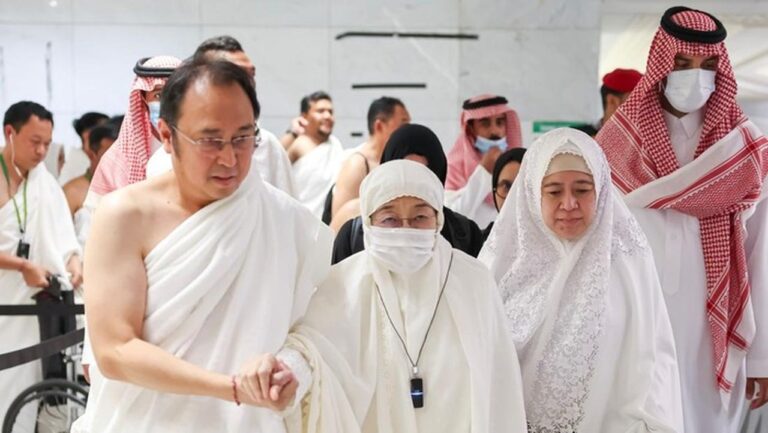 Megawati Doakan Persatuan Indonesia di Tanah Suci Saat Umrah Bersama Keluarga