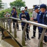 KLH Ambil Sampel Air Sungai Tercemar Pestisida di Tangsel, Karbon Aktif Ditebar