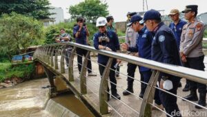 KLH Ambil Sampel Air Sungai Tercemar Pestisida di Tangsel, Karbon Aktif Ditebar