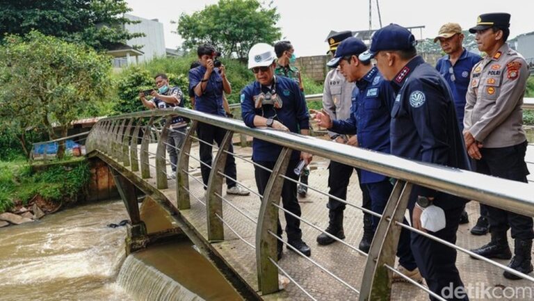 KLH Ambil Sampel Air Sungai Tercemar Pestisida di Tangsel, Karbon Aktif Ditebar