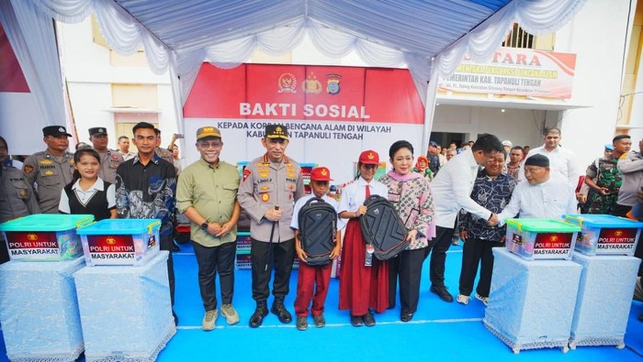 Kapolri dan Titiek Soeharto Tinjau Huntara Korban Banjir Tapteng, Salurkan 16 Truk Bantuan