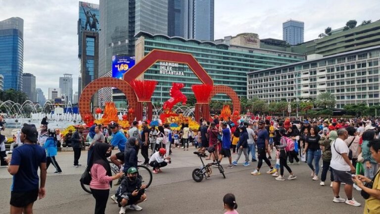 Warga Padati CFD Bundaran HI di Pekan Terakhir Sebelum Ramadan 2026