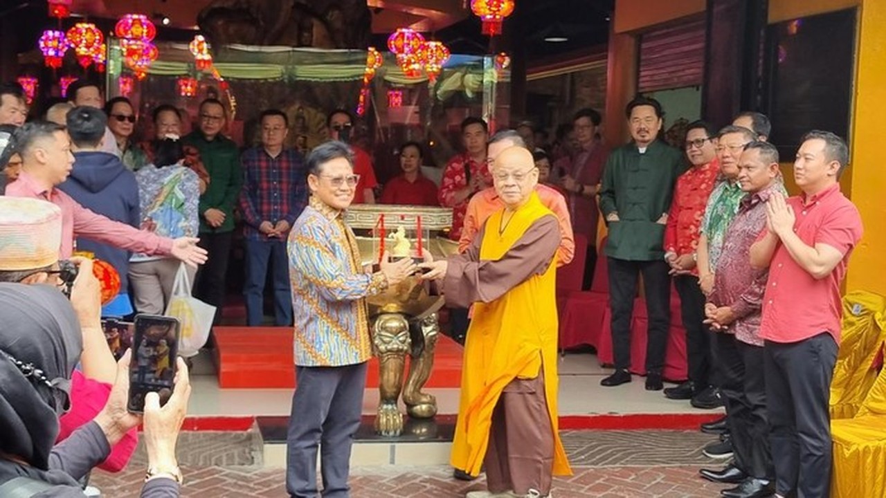 Cak Imin Peringati Imlek di Vihara Jakarta Barat Sambil Bagikan Sembako Cak Imin Peringati Imlek di Vihara Jakarta Barat Sambil Bagikan Sembako