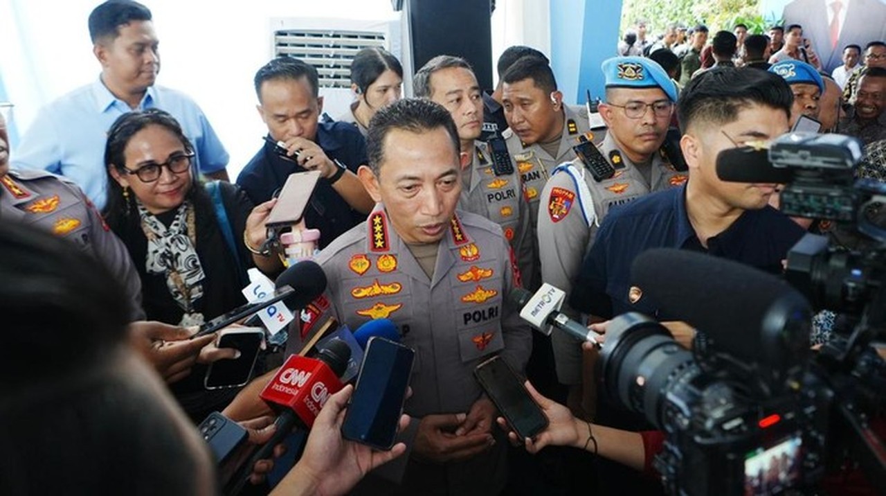 Kapolri Jenderal Listyo Sigit Pastikan Pemulihan Pascabencana Optimal, Bantuan 16 Truk Disalurkan