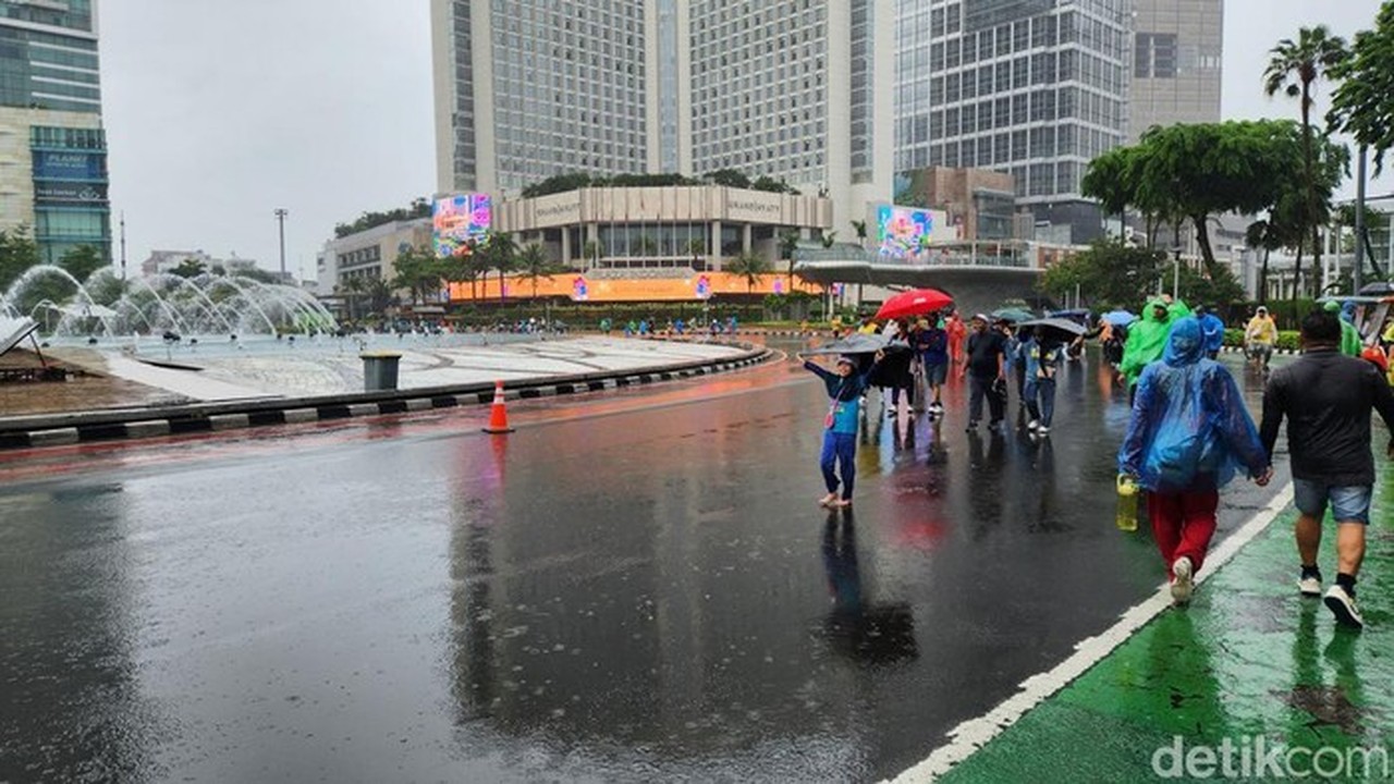 Meski Hujan, Warga Tetap Semangat Olahraga di CFD Bundaran HI: Biar Sekalian Basah