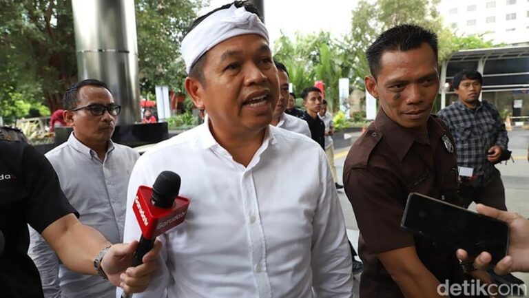 Gubernur Jabar Siap Tindak Lanjuti Arahan Prabowo Soal Sampah, Baliho, dan Genteng Gubernur Jabar Siap Tindak Lanjuti Arahan Prabowo Soal Sampah, Baliho, dan Genteng