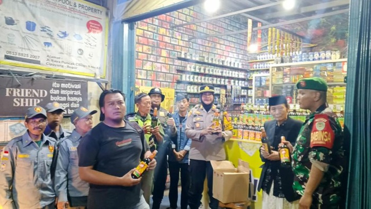 Jelang Ramadan, Polisi Sita 50 Botol Miras Ilegal di Puncak Bogor